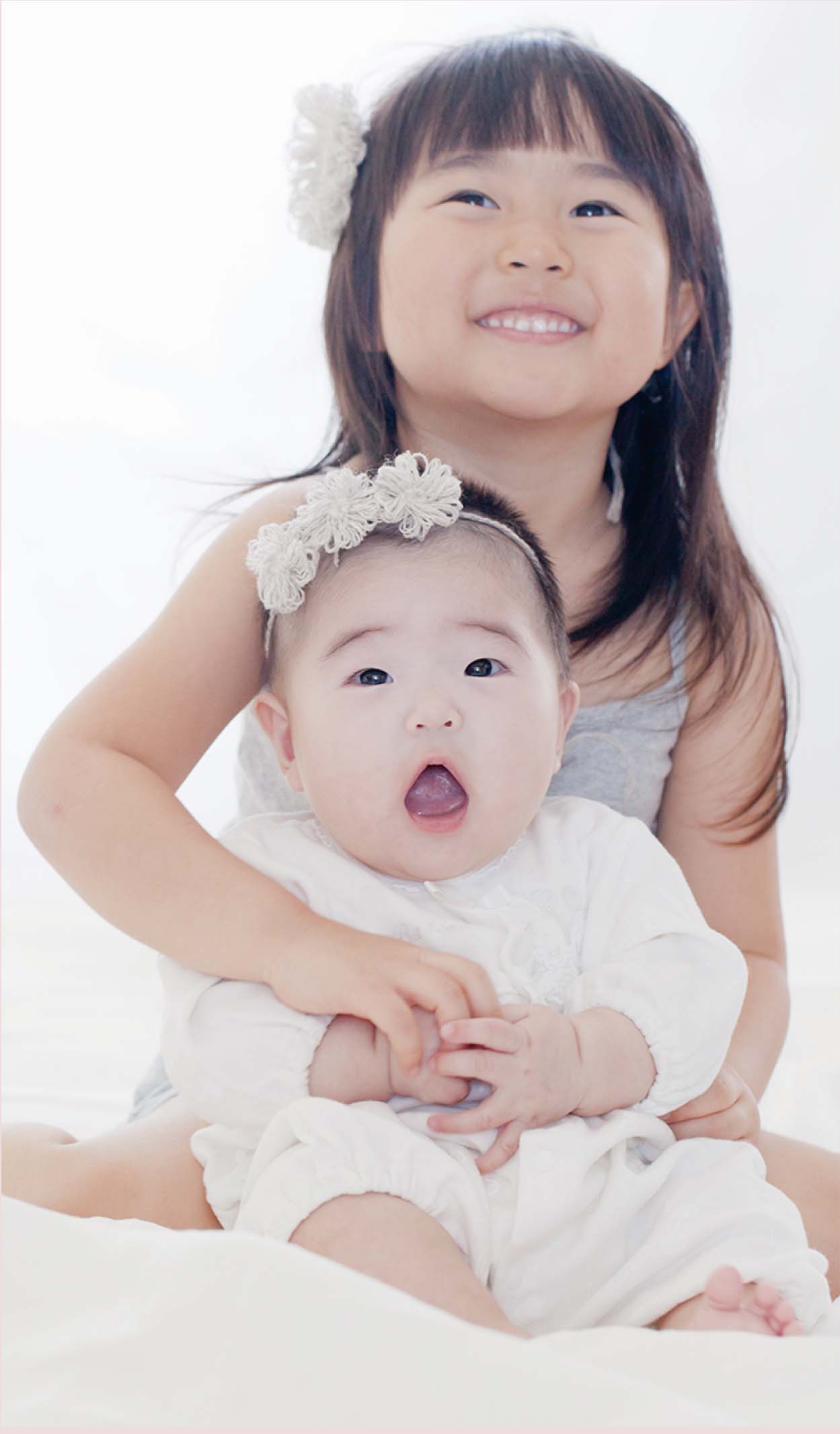 赤ちゃんを抱く女の子の肖像写真