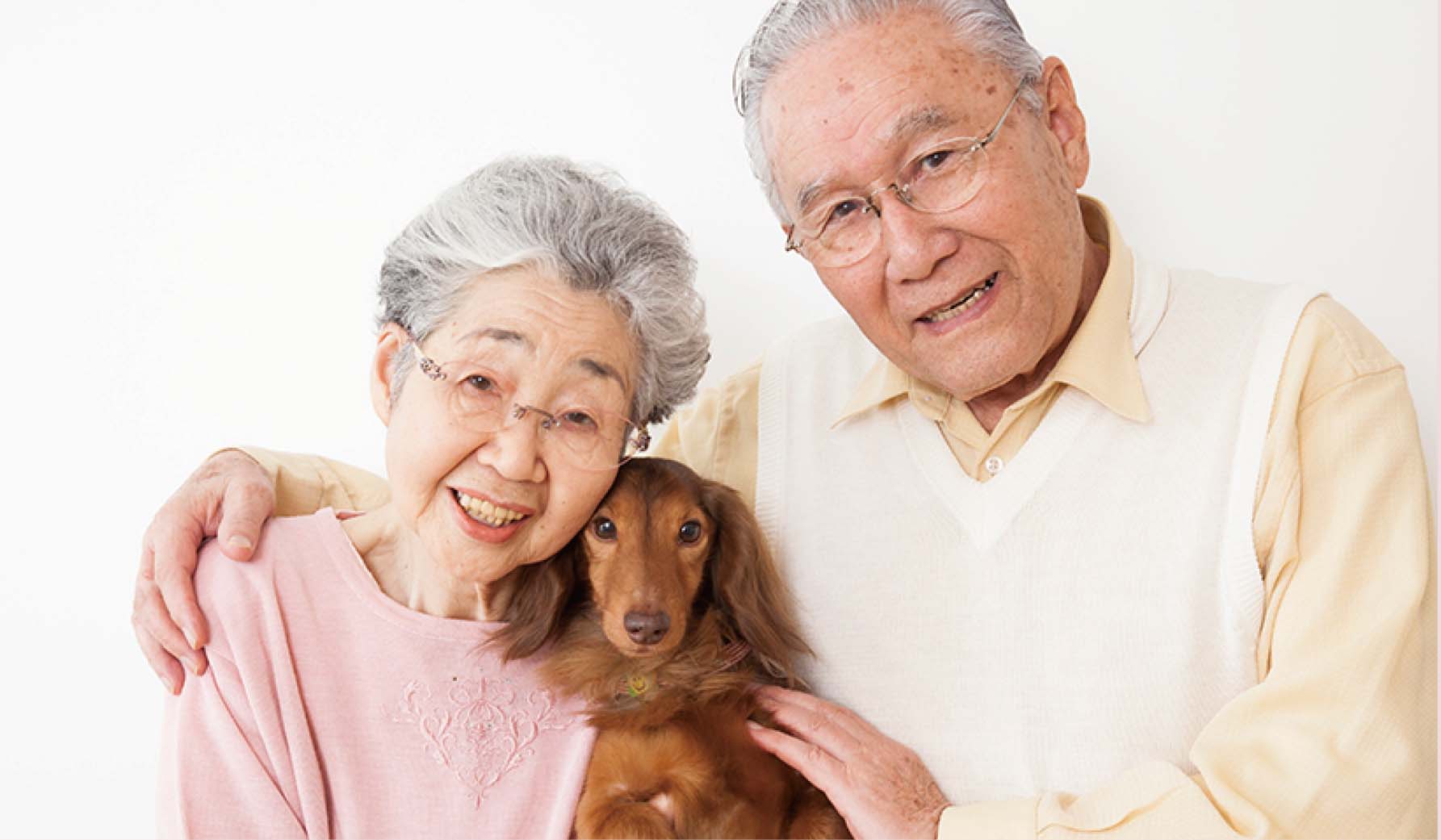 老夫婦と犬の肖像写真